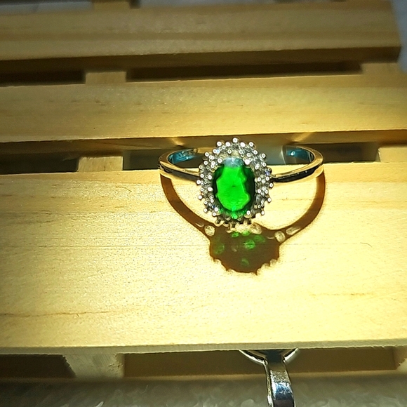 Vintage Style Emerald Ring - Picture 2 of 3